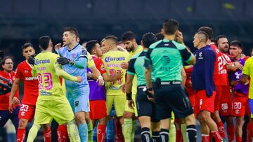 Momento en que jugadores del América y Toluca se confrontan en la cancha del Azteca.