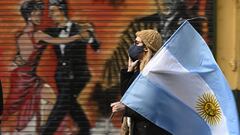 (FILES) In this file photo taken on July 9, 2020 a woman holds an Argentine flag during a protest against Argentina&#039;s President Alberto Fernandez health policies within the tighten virus lockdown measures against the spread of the novel COVID-19 coronavirus, at Republica Square in Buenos Aires. - Argentina has registered more than 100,000 COVID-19 cases, its Ministry of Health said on July 12, 2020, despite the Buenos Aires area -- the country&#039;s coronavirus hot spot -- being under extended shutdown. The country now has recorded 1,845 deaths from the pandemic with 100,153 positive cases and almost 43,000 people recovered. (Photo by Juan MABROMATA / AFP)