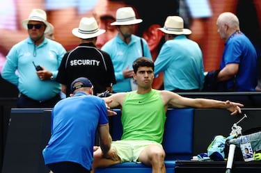 Tras terminar el tercer set, el primero que ganó Zverev, Carlos Alcaraz recibió atención médica. Especialmente para paliar los dolores provocados por los calambres.