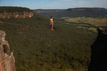 El slackline es un deporte extremo de equilibrio en el que se usa una cinta (normalmente elástica) que se engancha entre dos puntos fijos y se tensa. No se usa ninguna herramienta para ayudar a mantener el equilibrio. Se pueden realizar saltos, movimientos dinámicos, posturas de yoga incluso acrobacias. 