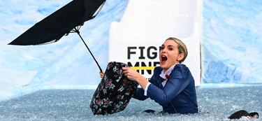 Sarah Jones baja por el tobogán durante el Big Freeze