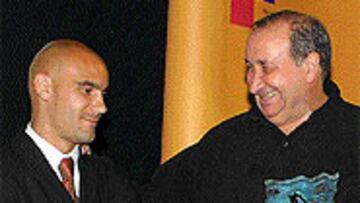 <B>CONTENTO</B>. Jesús Gil se muestra muy contento ya que ha pagado por Movilla y el jugador será atlético.