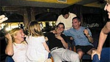 <B>FELICIDAD EN MALLORCA</B>. Este es el momento en el que Ricardo, acompañado de su familia, recibe la noticia de que irá al Mundial.