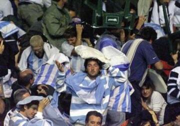 Los hinchas argentinos tuvieron que protegerse de las sillas que les lanzaban.