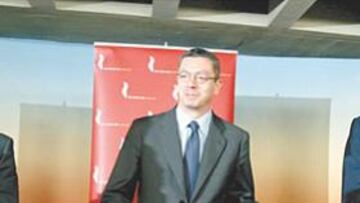 <b>OPTIMISMO OFICIAL. </b>Alberto Ruiz-Gallardón, alcalde de Madrid, en el centro de la fotografía, flanqueado por el vicealcalde Manuel Cobo (izq.) y Feliciano Mayoral (Madrid 2012) .