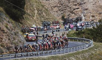 El pelotón durante la decimoquinta etapa del Tour de Francia 2021.