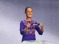 AME6216. WASHINGTON (ESTADOS UNIDOS), 05/12/2025.- La presidenta de México, Claudia Sheinbaum, sostiene un papel con el nombre de su país durante el sorteo del Mundial de Fútbol FIFA 2026 este viernes, en el Kennedy Center de Washington (Estados Unidos). EFE/ Octavio Guzmán