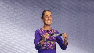 AME6216. WASHINGTON (ESTADOS UNIDOS), 05/12/2025.- La presidenta de México, Claudia Sheinbaum, sostiene un papel con el nombre de su país durante el sorteo del Mundial de Fútbol FIFA 2026 este viernes, en el Kennedy Center de Washington (Estados Unidos). EFE/ Octavio Guzmán