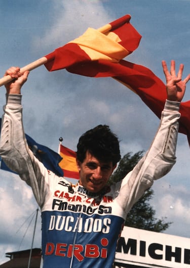 El valenciano, al que los más jóvenes conocerán sobre todo como director de equipo en el Mundial, sirvió de puente entre dos generaciones y ascendió al Olimpo del motociclismo en España gracias a sus cuatro títulos. Tras debutar a nivel mundial en algunas carreras de 50cc en 1982, fue subcampeón de 80cc en 1985 antes de conseguir tres coronas seguidas en esa clase de 1986 a 1988. Además, ese último año haría doblete al hacerse también con el campeonato de 125cc. Compitió hasta 1997, aunque no volvería a estar cerca de un título.
