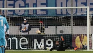 2-1. Hulk marcó el segundo gol tras un error del cancerbero sevillista, Beto.