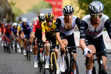 Juan Ayuso en el pelotón durante la tercera etapa de La Vuelta.