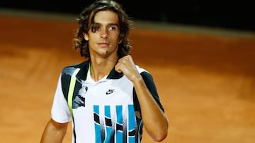 El italiano Lorenzo Musetti celebra su victoria ante Kei Nishikori tras su partido de segunda ronda en el Masters 1.000 de Roma.