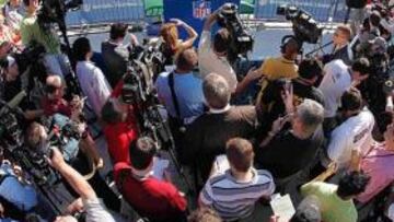 <b>PROTAGONISTA. </b>Kurt Warner rodeado ayer por la Prensa.