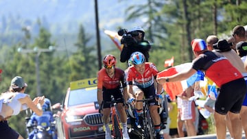 Barcelonnette (France), 18/07/2024.- Riders of the breakaway group, Polish rider Michal Kwiatkowski (L) of INEOS Grenadiers, Belgian rider Victor Campenaerts (R) of Lotto Dstny and French rider Matteo Vercher (back) of TotalEnergies, in action during the 18th stage of the 2024 Tour de France cycling race over 179km from Gap to Barcelonnette, France, 18 July 2024. (Ciclismo, Francia) EFE/EPA/GUILLAUME HORCAJUELO