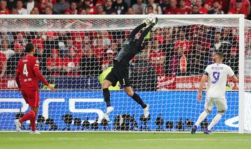 Liverpool y Real Madrid, disputan el título internacional más importante del mundo del fútbol en el Stade de France de París. Los ingleses, con Luis Díaz en cancha desde el arranque, buscan su séptima Champions League. Por otro lado, el Real Madrid, club más ganador del torneo, cuenta con 13 actualmente y, de la mano de Karim Benzema, Modrić y Vinicius Jr, buscan ratificar su condición de favoritos.