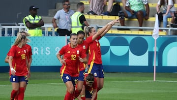 Spain's midfielder #11 Alexia Putellas celebrates with teammates after scoring her team's first goal in the women's group C football match between Spain and Nigeria during the Paris 2024 Olympic Games at the La Beaujoire Stadium in Nantes on July 28, 2024. (Photo by ROMAIN PERROCHEAU / AFP)
