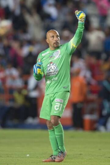 A pesar de su edad, el 'Conejo' ofrece seguridad bajo la portería.