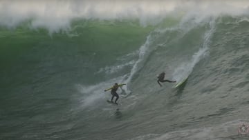 Choque de dos surfistas en Nazaré grabado desde un Jet-Ski.