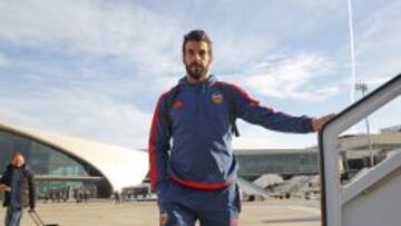 Álvaro Negredo subiendo al avión rumbo a Gante.