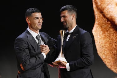 Novak Djokovic recibe de Cristiano Ronaldo el Globe Sports Awards.