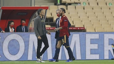 Luis Enrique con Sergio Ramos tras ser sustituido por lesión.