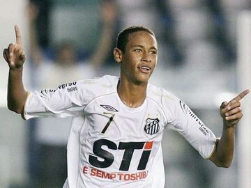 En marzo del 2009 debutó en Brasil con el Santos F.C. e incluso ganó la Copa Libertadores en el 2011 donde fue elegido el mejor jugador del torneo