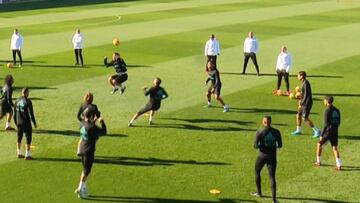 Pura maldad: En el rondo aprovechan la estatura de Modric