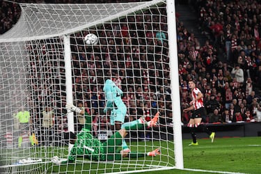 Matheus Reis, que llevaba dos minutos en el campo, se confió y perdió el balón frente a Guruzeta. El delantero remató y se topó con el palo, pero el rechace volvió a sus pies y anotó el segundo gol para el Athletic.