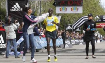 El keniano Francis Kiprop, ganador de la prueba llegando a meta.