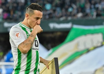 SEVILLA, 21/01/2024.- El centrocampista mexicano del Betis Andrés Guardado durante el homenaje que ha recibido con motivo de su marcha del club, antes del inicio del partido de la jornada 21 de la Liga EA Sports que se disputa este domingo en el estadio Benito Villamarín de Sevilla. EFE/ Raúl Caro.
