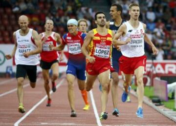 Kevin Lopez durante la competición en 800 metros masculinos durante el Campeonato Europeo de Atletismo en el Estadio Letzigrund de Zurich