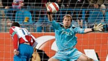 <b>NO SALIÓ NADA. </b> Maxi Rodríguez intentó marcar con la mano ante el portero del Bolton, Jaaskelainen. El capitán rojiblanco vio amarilla por esta acción.