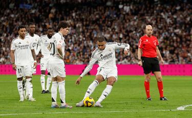 3-2. Libre indirecto que Kylian Mbappé toca para Fran García, se la devuelve y ejecuta con la derecha, la barrera se abre y sorprende a Dmitrovic que no llega al balón.
