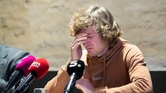 El ciclista belga Toon Aerts ofrece una rueda de prensa tras recibir una carta de la UCI en la que le propone una sanción de dos años por dopaje en un caso en el que él se considera inocente.