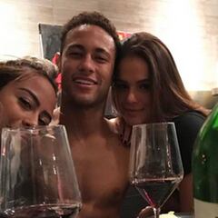 Messi y Neymar se relajan cenando con vino