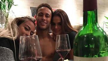 Neymar y Messi se relajaron cenando con una copa de vino.