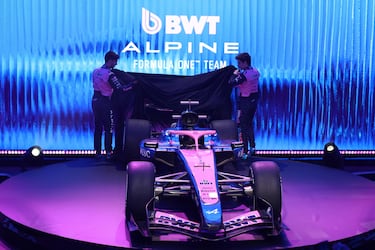 Los pilotos Pierre Gasly y Franco Colapinto descubren el coche durante la presentación. 