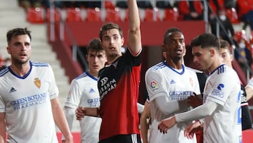 Los jugadores del Zaragoza defienden un córner en Anduva.