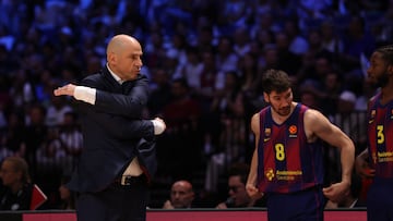 DUBAI (United Arab Emirates), 16/10/2025.- Barcelona's head coach Joan Penarroya (L) gestures during the EuroLeague basketball match between Dubai Basketball and FC Barcelona Basquet in Dubai, United Arab Emirates, 16 October 2025. (Baloncesto, Euroliga, Emiratos Árabes Unidos) EFE/EPA/ALI HAIDER