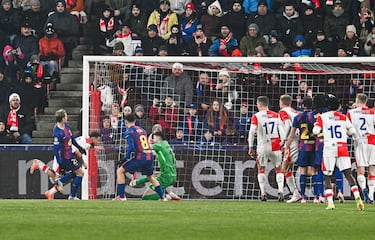 1-0. Córner que saca el Slavia, peina Thomas Holes hacia atrás y Vasil Kusej, en el segundo palo, le gana la partida a Frenkie de Jong y marca el primero para los checos.