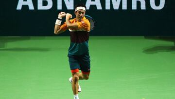 Kei Nishikori devuelve una bola a Stan Wawrinka durante las semifinales del ABN AMRO World Tennis Tournament de Rotterdam.