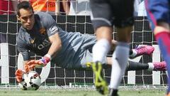 Este penal, que evit&oacute; el 1-1 de Valencia, es su mejor atajada del torneo para Claudio Bravo.