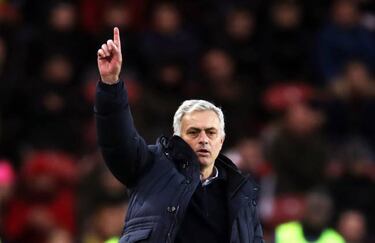 Mou: "VAR was 'having a tea'" on possible Robertson red card