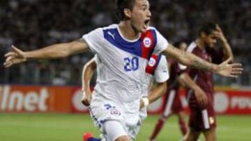 Charles Aránguiz celebra el 2-0 de 2012 en Puerto La Cruz.
