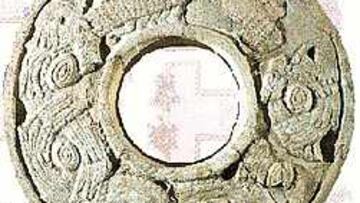 Los mayas jugaron un 'fútbol' primitivo, el juego de la pelota, que consistía en hacer pasar por este aro un balón.