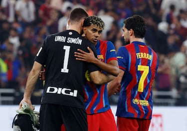 Lamine Yamal y Unai Simón tras el encuentro que enfrentó al Fútbol Club Barcelona y Athletic Club perteneciente a la semifinal de la Supercopa de España.