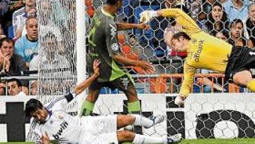 <b>Genio, capitán y talismán.</b> El gol de Raúl (en la imagen) y su posterior asistencia a Van Nistelrooy permite que el Madrid comience la Liguilla con victoria, por primera vez en los últimos tres años.