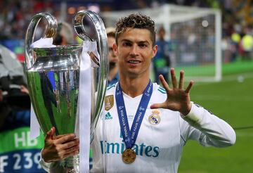 Cristiano ganó cuatro Champions con el Real Madrid. En la foto, posa con la Copa ganada en el 2018 al Liverpool. 
