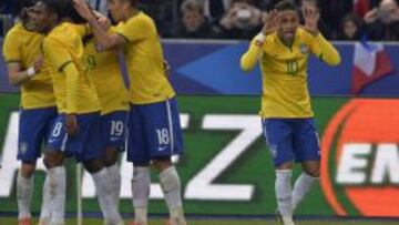 Neymar celebra el segundo gol de Brasil.