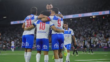 Futbol, Universidad Catolica vs Palestino
Fecha 28, Liga de primera 2025.
El jugador de Universidad Catolica Eduard Bello, centro, celebra su gol contra Palestino durante un partido de la liga de primera disputado en el estadio Claro Arena de Santiago, Chile.
22/11/2025
Felipe Zanca/Photosport
Football, Universidad Catolica vs Palestino
28th turn, 2025 First division league.
Universidad CatolicaÕs player Eduard Bello, center, celebrates his gol against Palestino during a first division league match at the Claro Arena stadium in Santiago, Chile.
22/11/2025
Felipe Zanca/Photosport